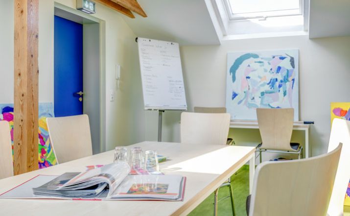 Auch Eltern und Erzieher haben in unserem Haus Räume zum Austausch, für Planung und Besprechungen und natürlich auch für die kleine Ruhepause