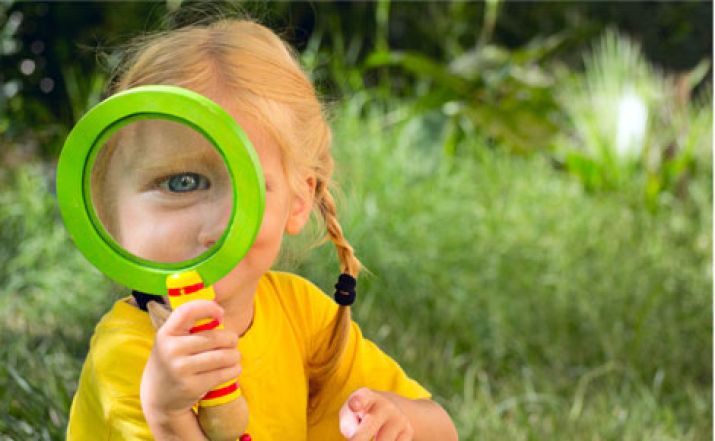 Alle Mädchen und Jungen können entsprechend ihrer Interessen aus einem reichen Angebot an Spielen und Materialien auswählen, die zum Forschen und Experimentieren einladen Alle Mädchen und Jungen können entsprechend ihrer Interessen aus einem reichen Angebot an Spielen und Materialien auswählen, die zum Forschen und Experimentieren einladen